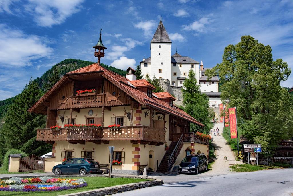 ein Gebäude mit einem Schloss auf einem Hügel in der Unterkunft Schlosshaus in Mauterndorf