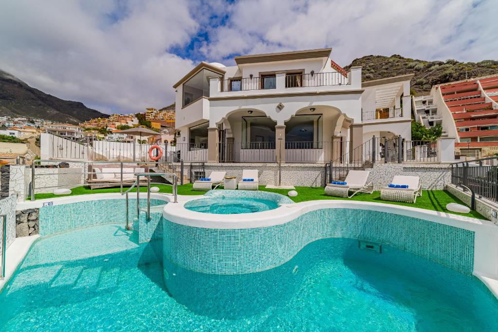 Bazén v ubytování LuxuryVilla HeatedPool CostaAdeje PanoramicSeaView nebo v jeho okolí