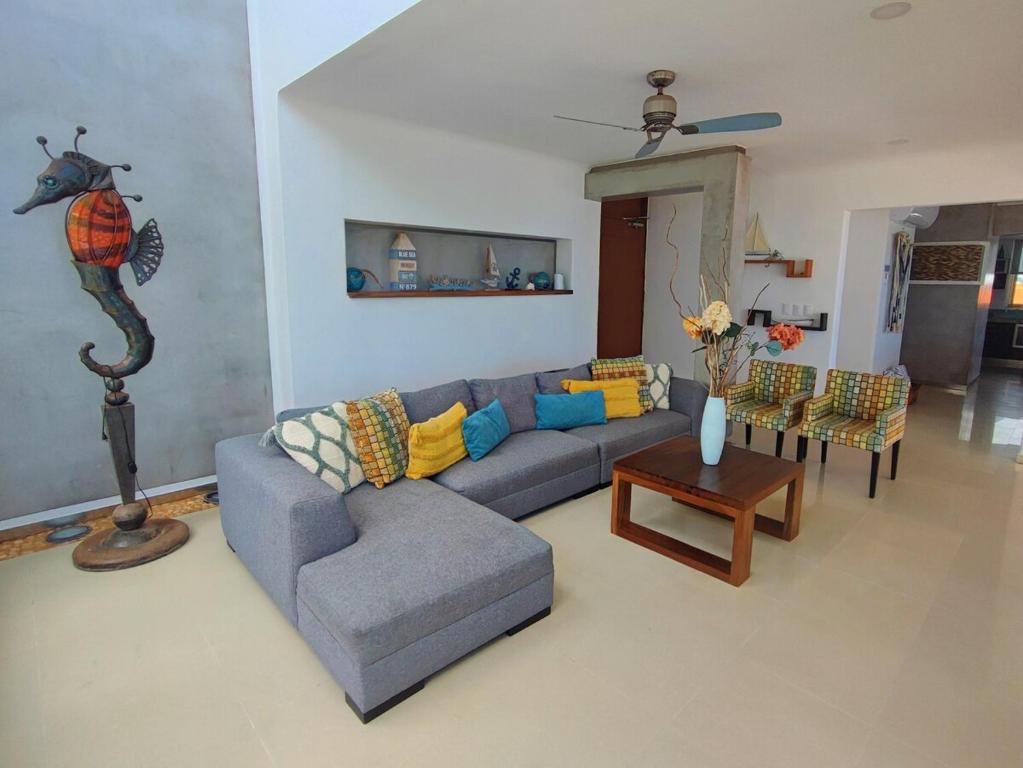 una sala de estar con un sofá y una mesa en Casa Estrella de Mar, en Cancún