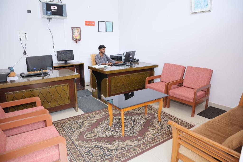 TV a/nebo společenská místnost v ubytování Hotel Yajna Comforts