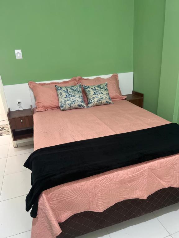 ein großes Bett mit zwei Kissen darauf in der Unterkunft Orla Flats - Apartamento 01 in Bragança