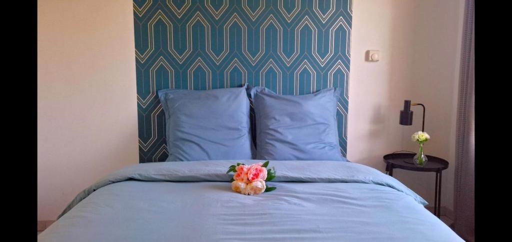 un animal farci assis au-dessus d'un lit dans l'établissement Perle centre ville, à Saint-Priest