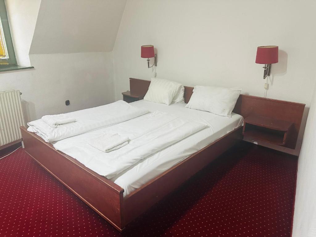 Postel nebo postele na pokoji v ubytování Hotel Amadeus