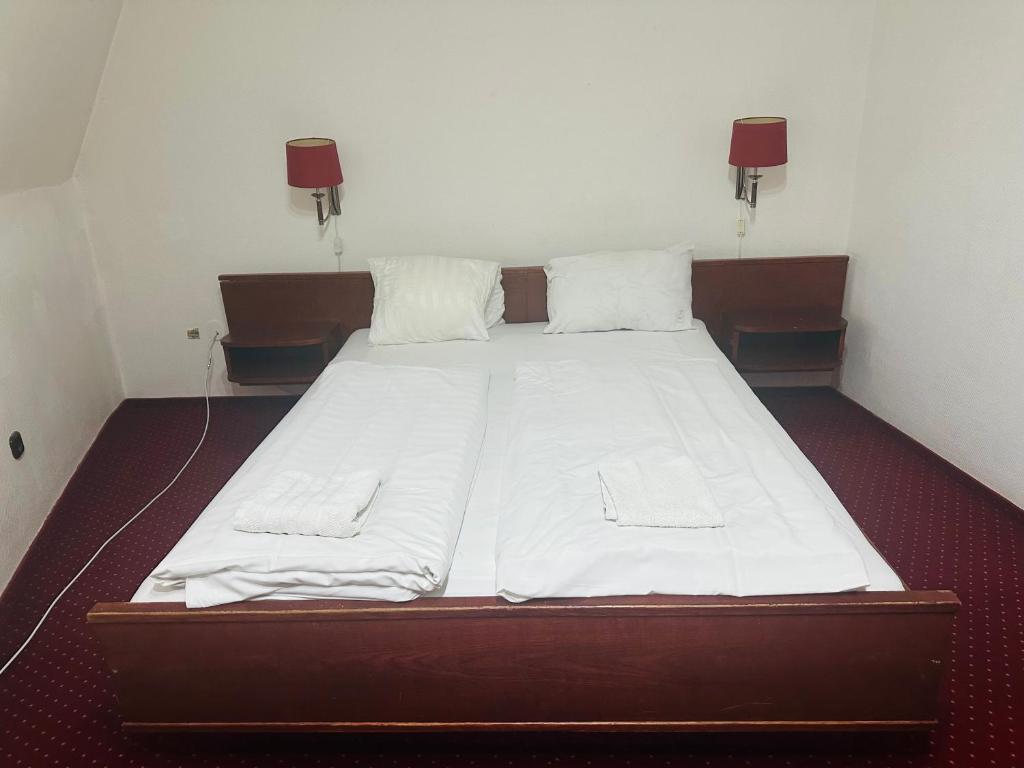 Postel nebo postele na pokoji v ubytování Hotel Amadeus