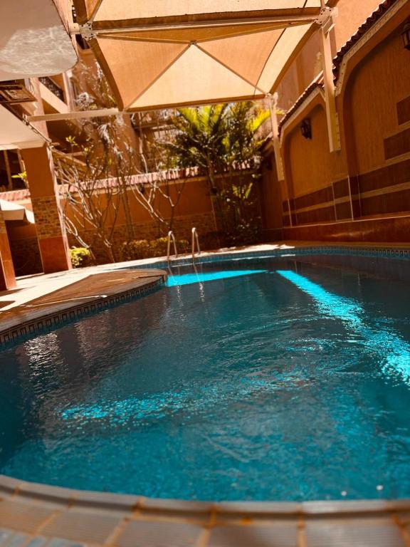 La alberca dentro o cerca de Hidden Gem with pool access in New cairo