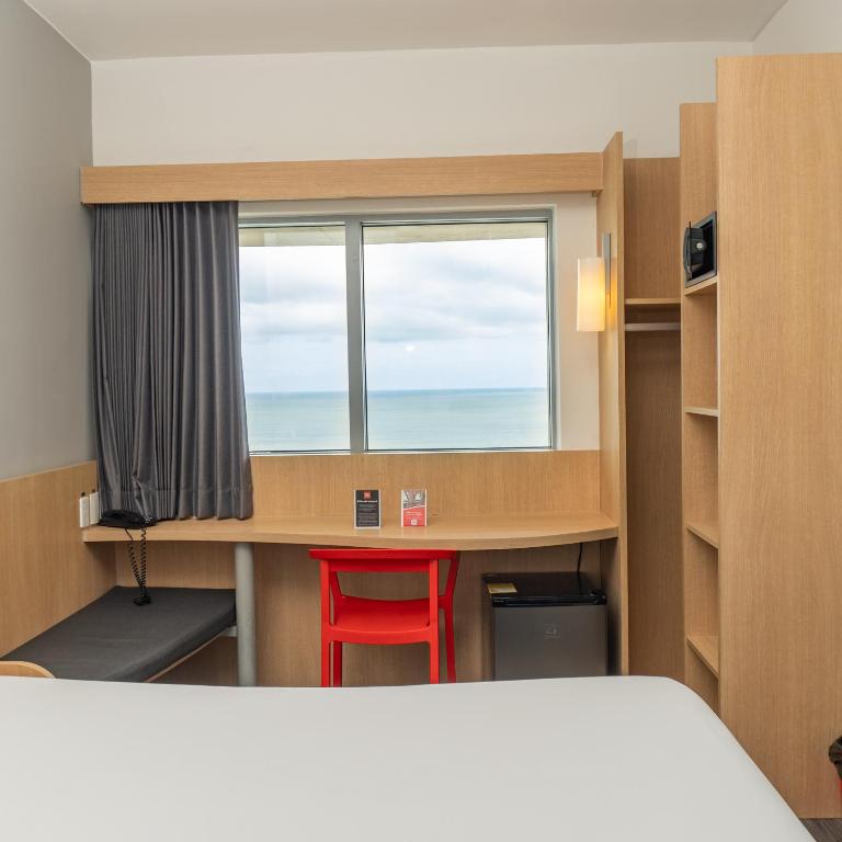 Postel nebo postele na pokoji v ubytování ibis Cartagena Marbella
