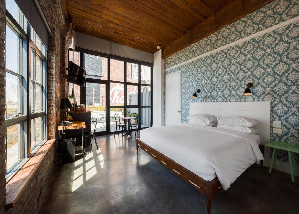Postel nebo postele na pokoji v ubytování Wythe Hotel