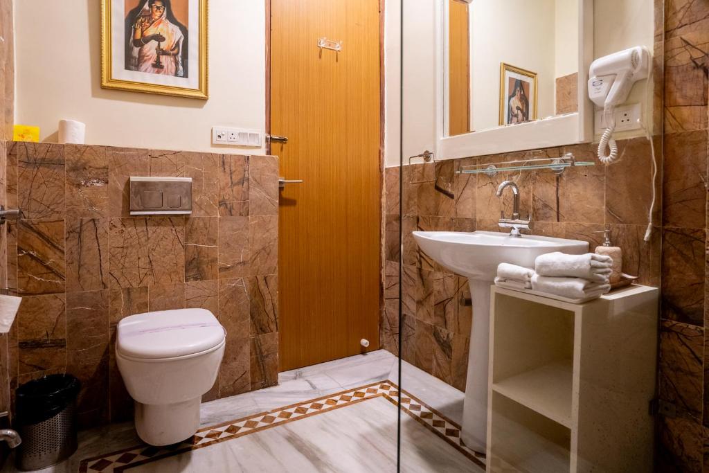 a bathroom with a toilet and a sink at Dera Jaipur Homestay in Jaipur