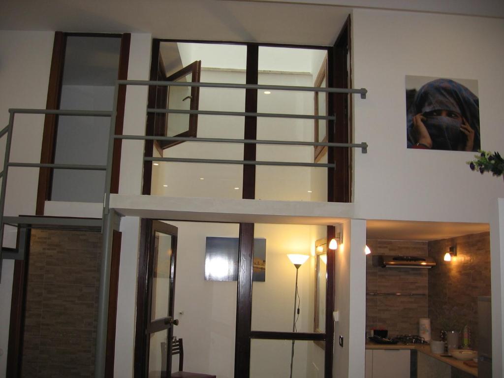Habitación con escalera y espejo. en Casa Rimar, en Balestrate