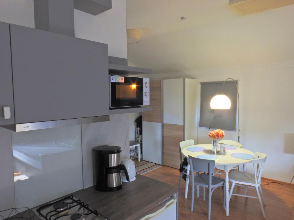 Kuchyňa alebo kuchynka v ubytovaní Apartman Lastovicka