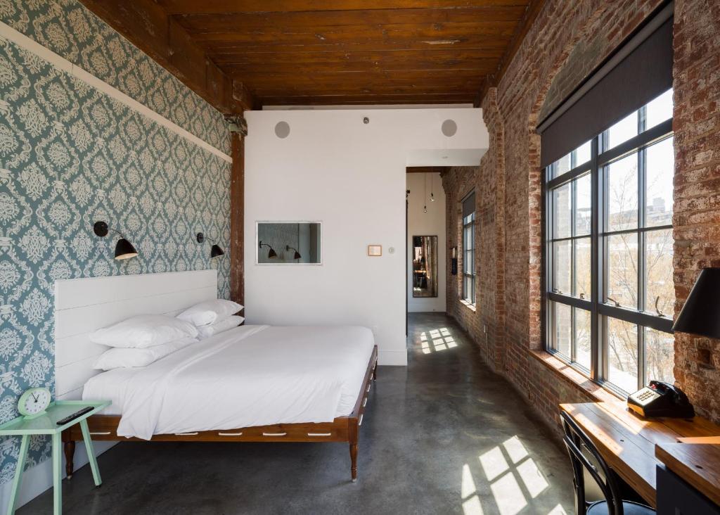 Postel nebo postele na pokoji v ubytování Wythe Hotel
