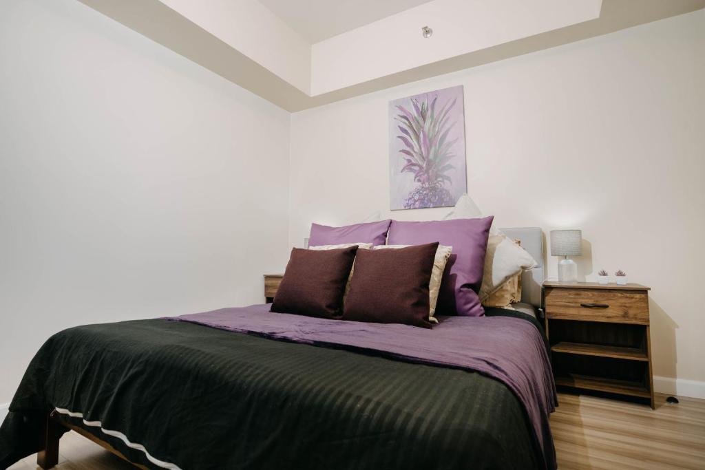 Postel nebo postele na pokoji v ubytování NEW! Trendy 1BR in Cebu IT Park- Central location