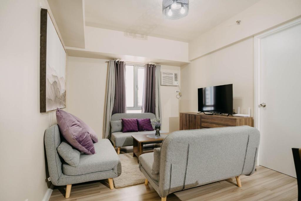 TV a/nebo společenská místnost v ubytování NEW! Trendy 1BR in Cebu IT Park- Central location