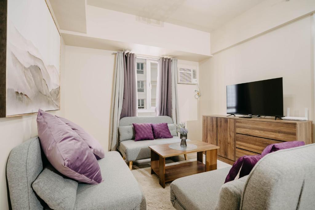 TV a/nebo společenská místnost v ubytování NEW! Trendy 1BR in Cebu IT Park- Central location