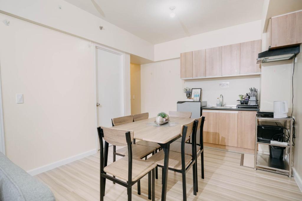 Kuchyň nebo kuchyňský kout v ubytování NEW! Trendy 1BR in Cebu IT Park- Central location