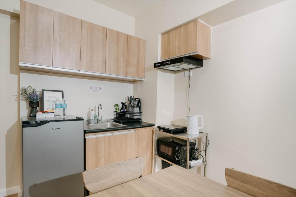 Kuchyň nebo kuchyňský kout v ubytování NEW! Trendy 1BR in Cebu IT Park- Central location