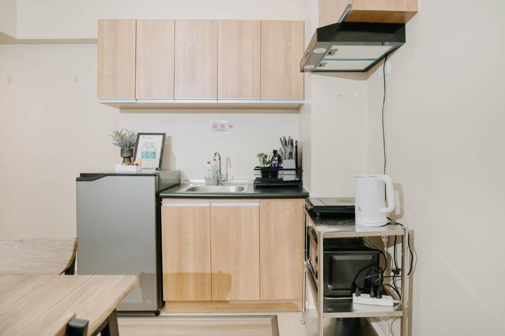 Kuchyň nebo kuchyňský kout v ubytování NEW! Trendy 1BR in Cebu IT Park- Central location