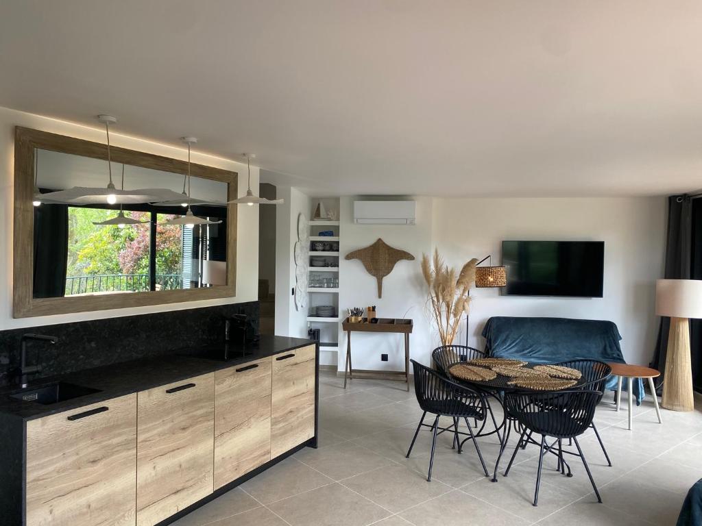 Телевизор и/или развлекательный центр в MarinesAppartement, Beach Duplex