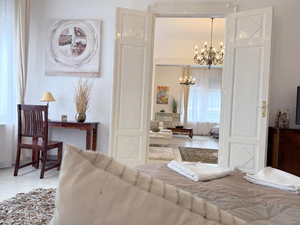 Posteľ alebo postele v izbe v ubytovaní Elegant 125m2 apartment in center of Budapest