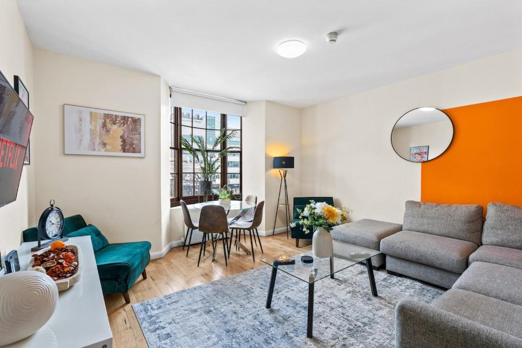 ein Wohnzimmer mit Sofa und Tisch in der Unterkunft Station 10 Beds - Contractor - Central - Sleeps 12 in Brighton & Hove