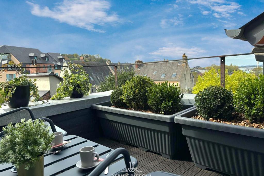 d'un balcon avec une table et des plantes. dans l'établissement The Boat Central Terrace Retreat 2 Guests, à Honfleur