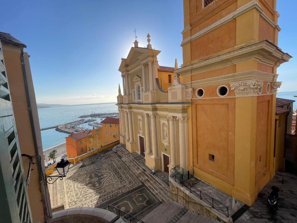 - un grand bâtiment avec vue sur l'océan dans l'établissement smichel view, à Menton
