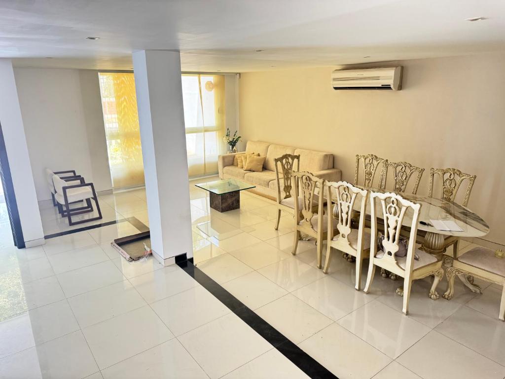 a living room with a table and chairs at Habitación de Lujo a pocos metros del parque de la leyenda in Valledupar