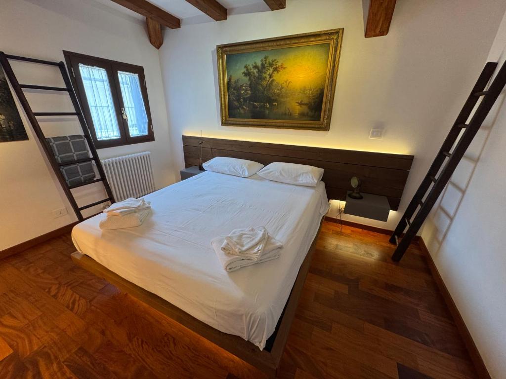 una camera da letto con un letto con lenzuola bianche di Domus Colosseum, detached house just few steps from the Colosseum a Roma
