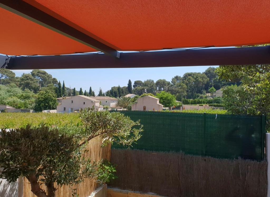 - une vue depuis le toit d'une maison avec une clôture verte dans l'établissement Maison 3 chambres proche de la mer, à La Ciotat