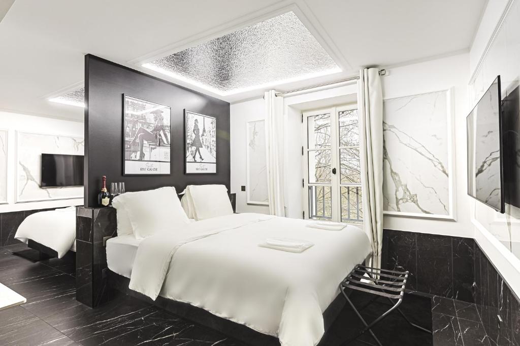 une chambre avec un grand lit blanc et une fenêtre dans l'établissement Divine Couture - Suite Rive Gauche, à Carrières-sur-Seine