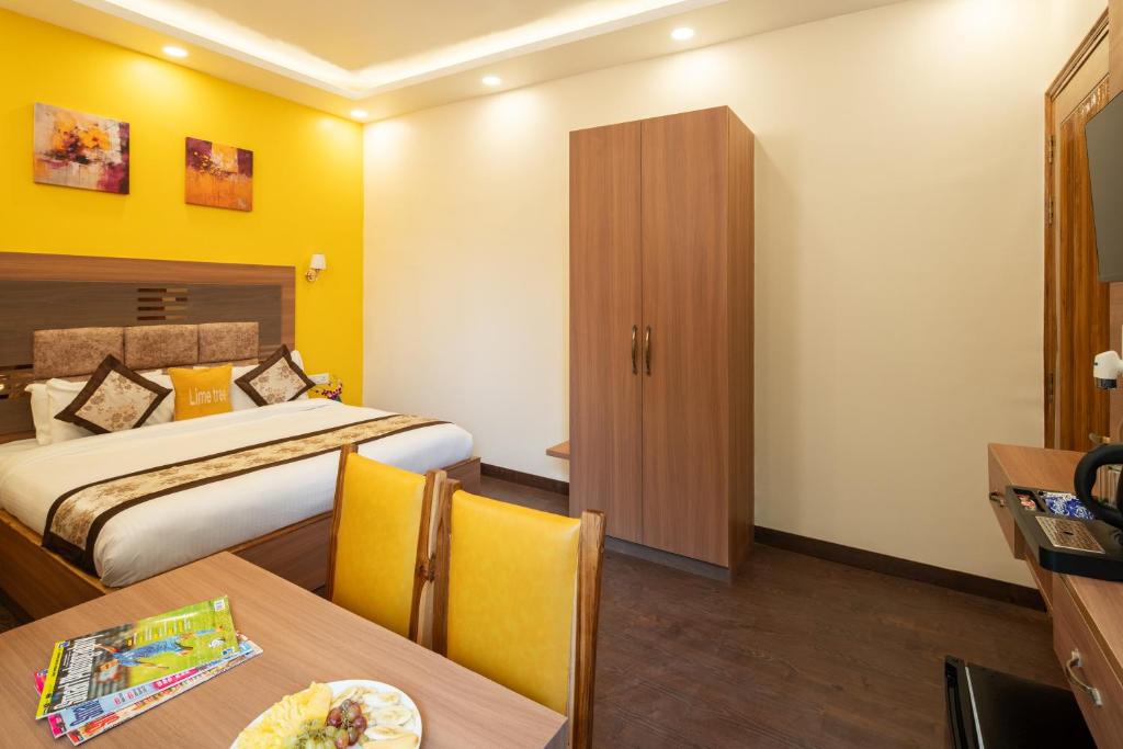 Postel nebo postele na pokoji v ubytování Lime Tree Hotel & One Bed Room Serviced Apartment - Noida Sector 50 Metro with Party Venue