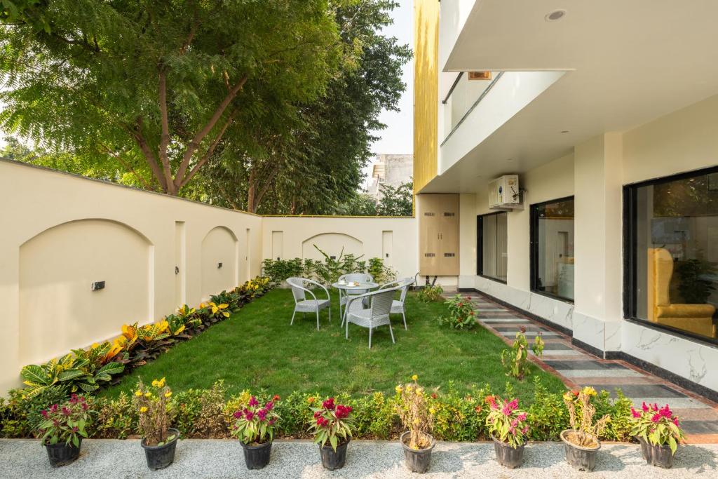 Zahrada ubytování Lime Tree Hotel & One Bed Room Serviced Apartment - Noida Sector 50 Metro with Party Venue