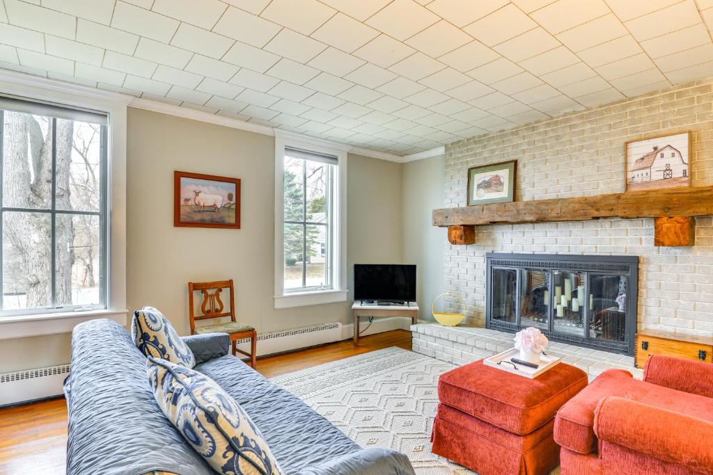 Cape Vincentにある3 Blocks to Lake Ontario Getaway in Cape Vincent!のソファと暖炉のあるリビングルーム