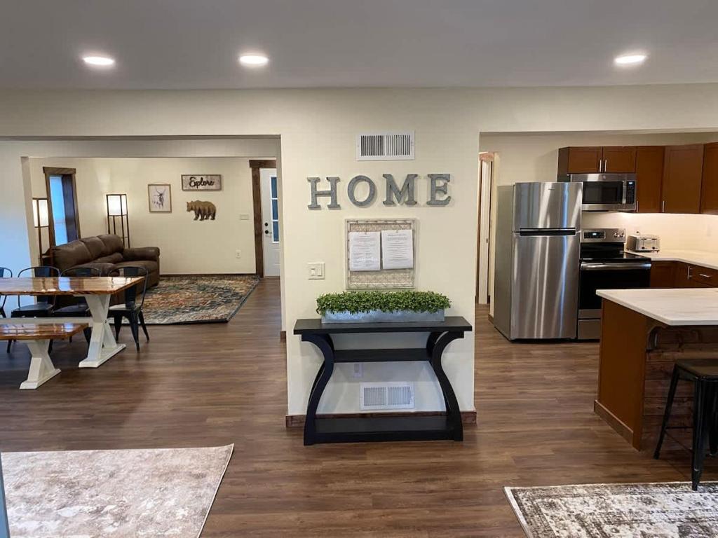Una sala de estar con cocina y una casa. en The Freedom House by Patriot Properties, en Wisconsin Dells