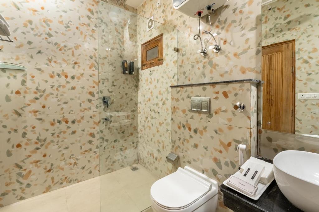 Koupelna v ubytování Lime Tree Hotel & One Bed Room Serviced Apartment - Noida Sector 50 Metro with Party Venue