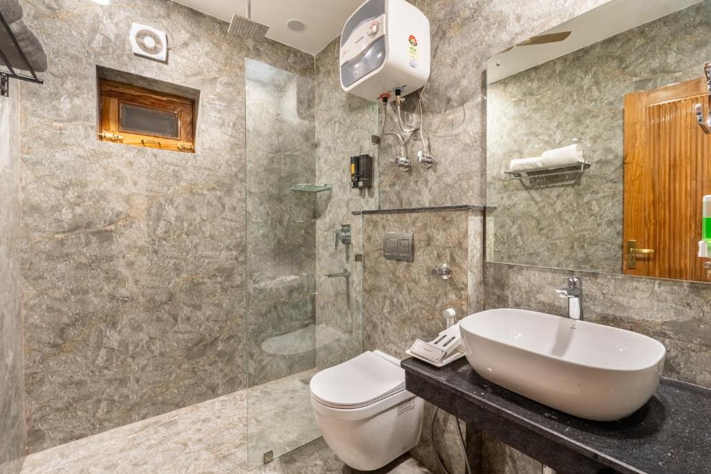 Koupelna v ubytování Lime Tree Hotel & One Bed Room Serviced Apartment - Noida Sector 50 Metro with Party Venue
