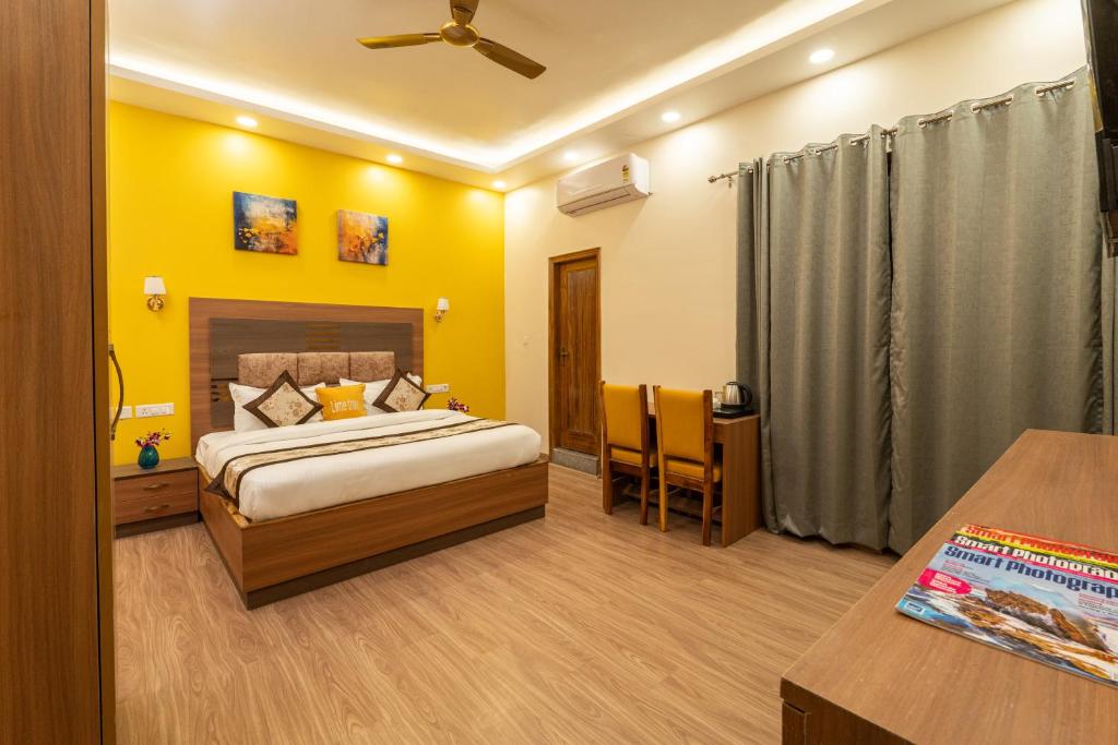 Postel nebo postele na pokoji v ubytování Lime Tree Hotel & One Bed Room Serviced Apartment - Noida Sector 50 Metro with Party Venue