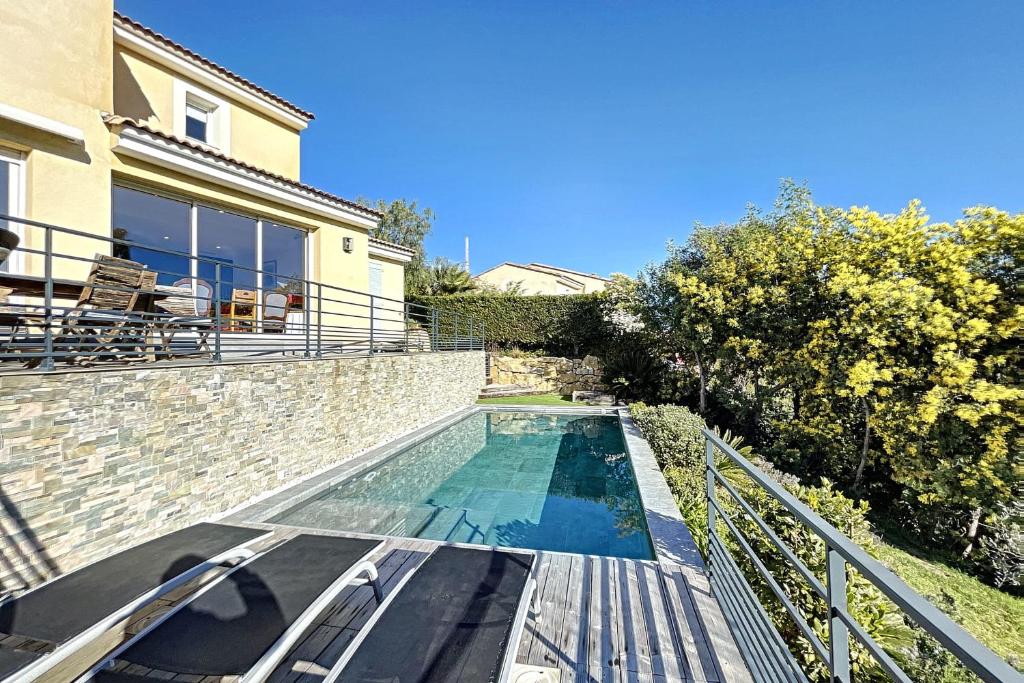 une piscine dans l'arrière-cour d'une maison dans l'établissement Peaceful villa with pool and garden - 5 minutes from Cannes beaches, à Cannes