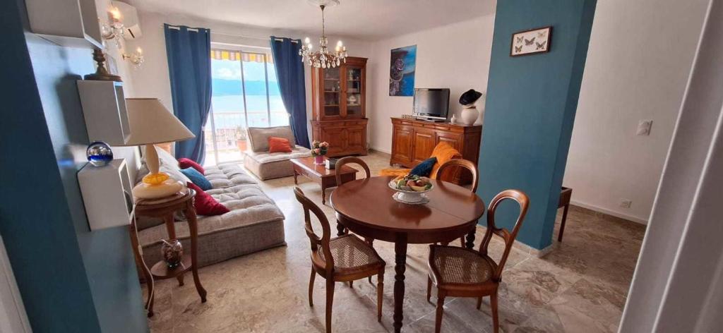 un salon avec une table et un canapé dans l'établissement Charming apartment for 6 view of the gulf Ajaccio, à Ajaccio