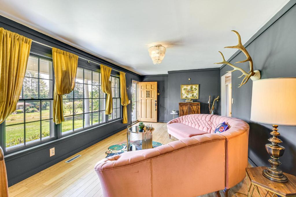 Χώρος καθιστικού στο 5 Mi to Lake Keowee Stylish Salem Home with Yard!