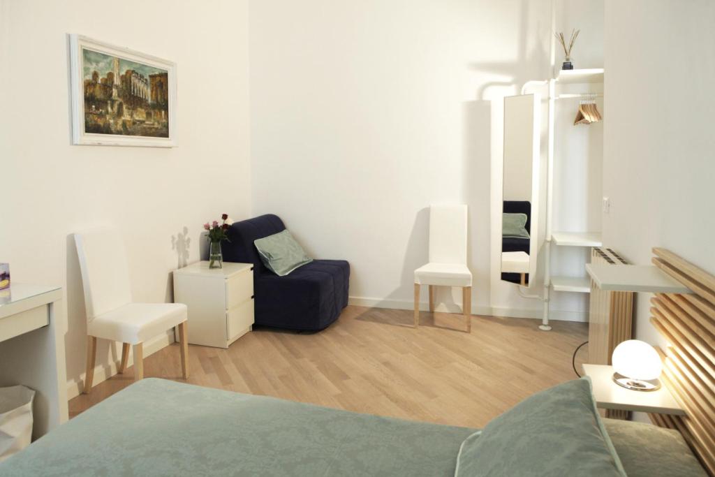 salon z niebieską kanapą i krzesłem w obiekcie B&B Roma Olimpic w Rzymie