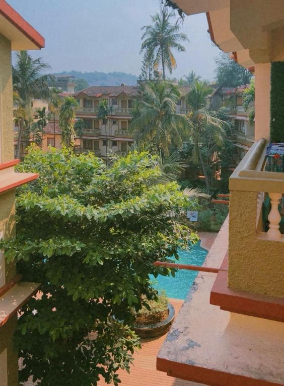 Bazén v ubytování Stylish Poolside 2BHK Near Candolim to Eat, Chill, Party Nearby nebo v jeho okolí