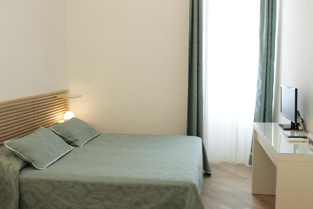 Łóżko lub łóżka w pokoju w obiekcie B&B Roma Olimpic