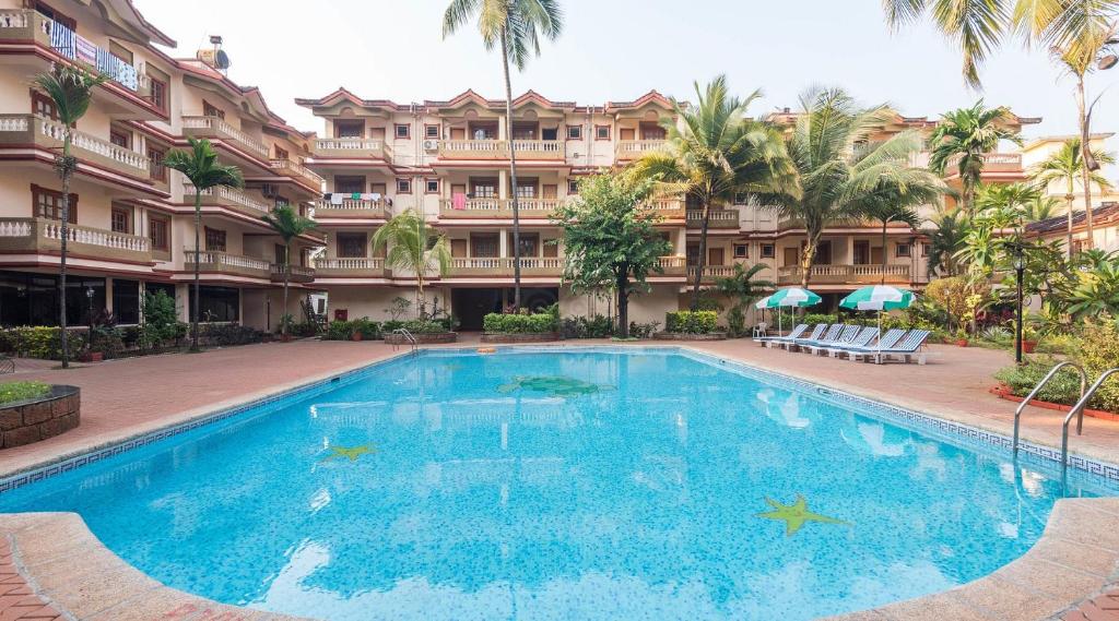 Bazén v ubytování Stylish Poolside 2BHK Near Candolim to Eat, Chill, Party Nearby nebo v jeho okolí