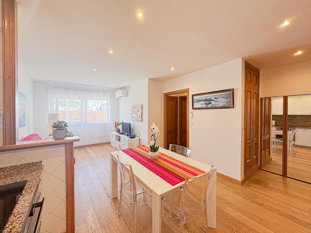 une cuisine et une salle à manger avec une table et des chaises dans l'établissement Suite Zara - wifi, AC, 4 pers, à Nice