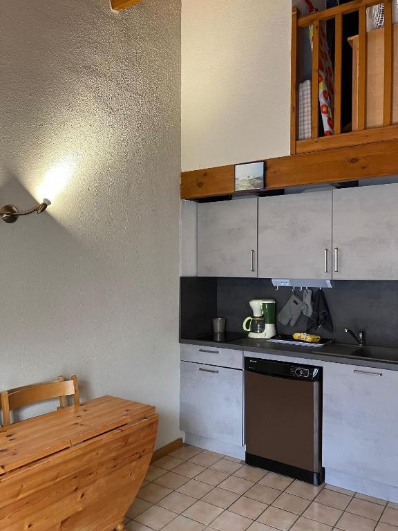 une cuisine avec un évier et une cuisinière dans l'établissement Duplex house Les Villas de La Palmyre, aux Mathes