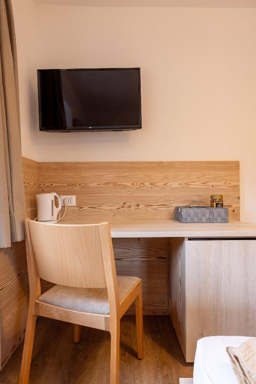 TV a/nebo společenská místnost v ubytování SAN PIETRO DOLOMITI Small Budget Hotel