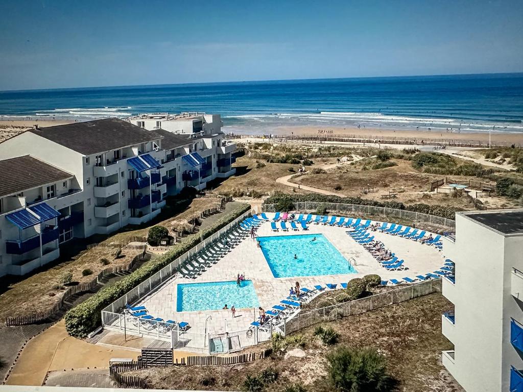 vista aerea su una piscina sulla spiaggia di Bleu Marine Apts a Lacanau-Océan