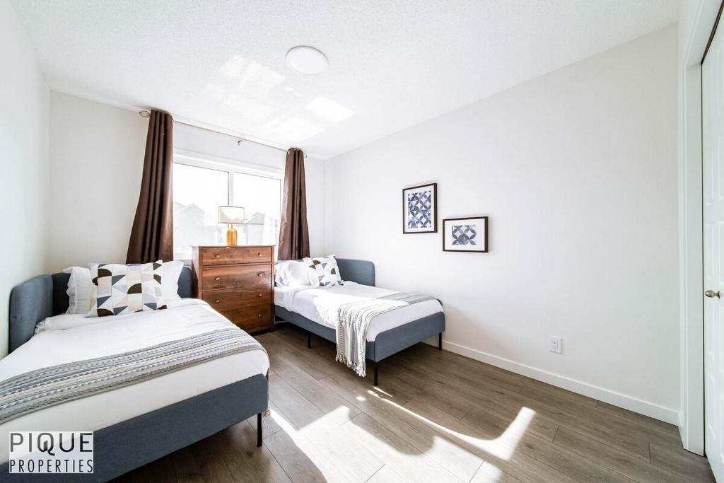 Katil atau katil-katil dalam bilik di NEW-Luxury Retreat-Hot Tub-King Bed-AC-EV Charger