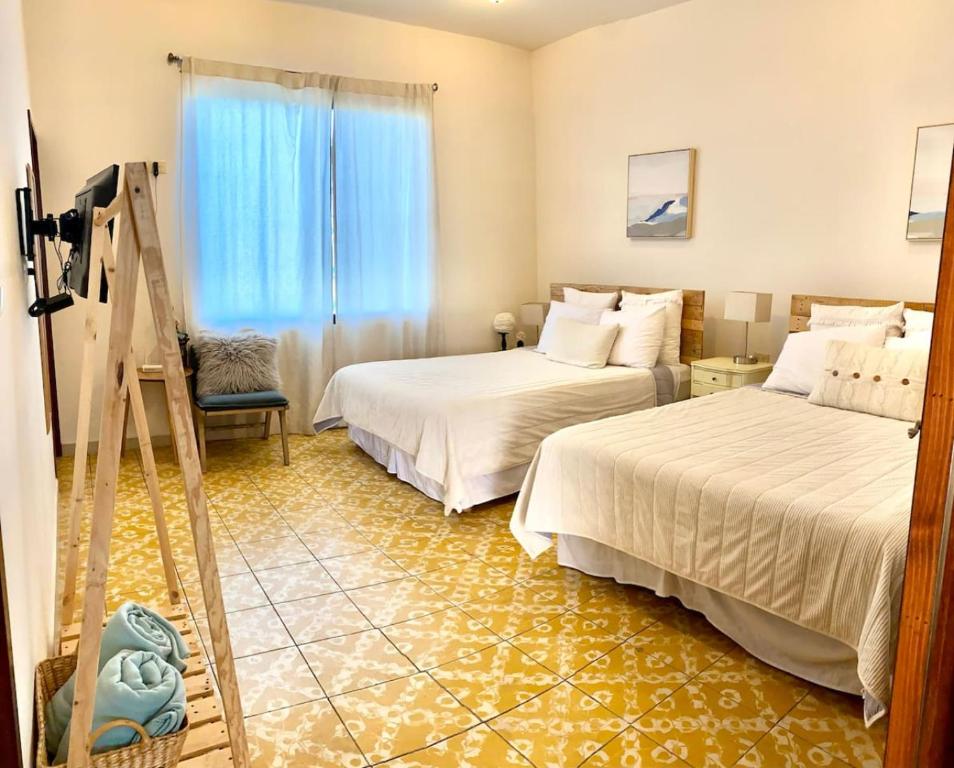 una habitación de hotel con 2 camas y una escalera en Furlong 2, en La Paz